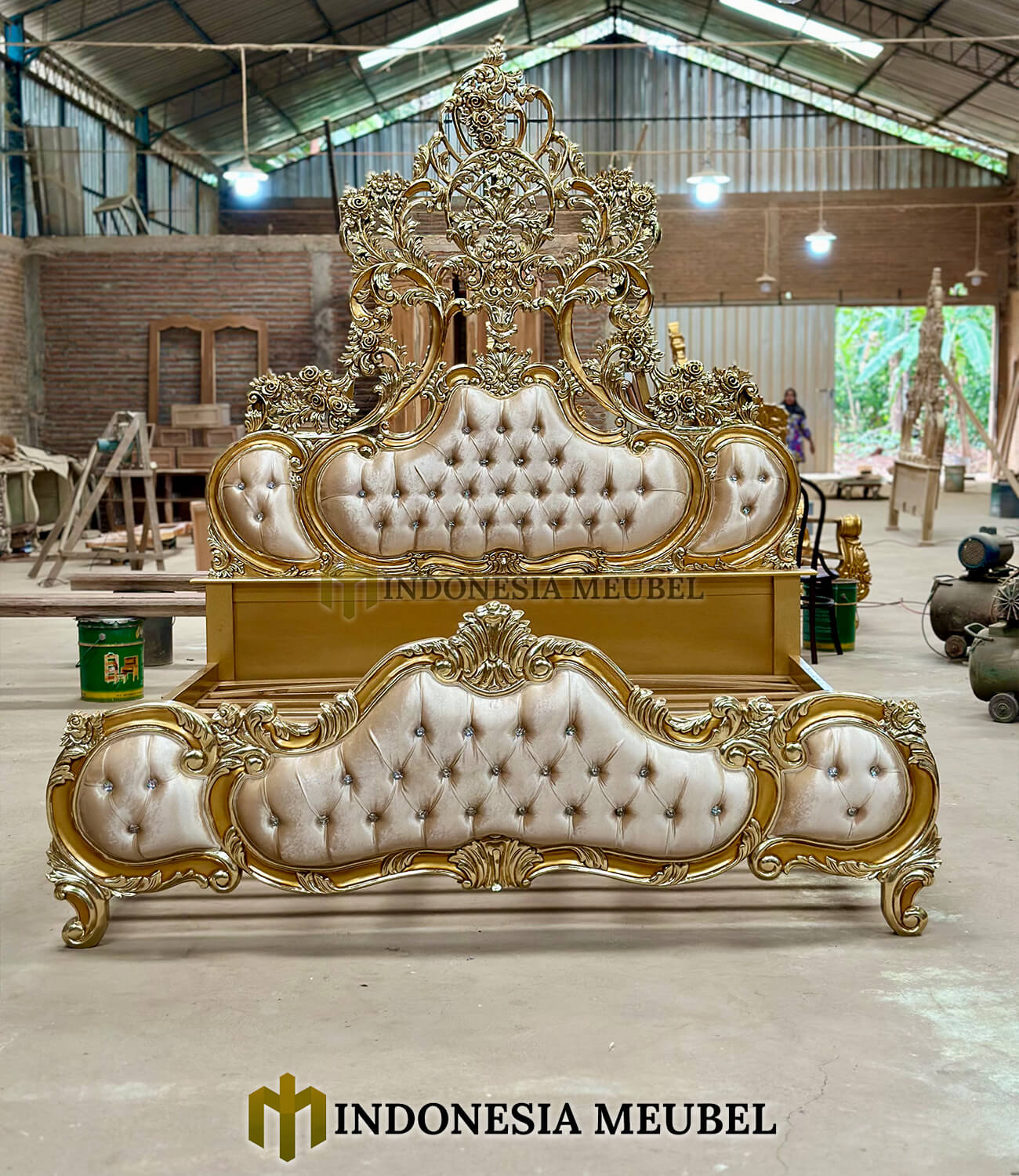 Tempat Tidur Mewah Terbaru Luxury Crown Carving Golden IM-0675