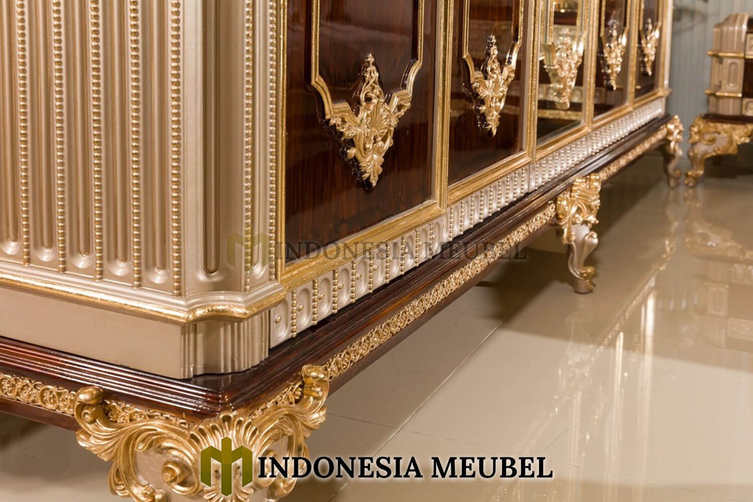 Lemari Baju Mewah Jepara Classic Carving Victorian Design IM-457 3 Lemari Baju Mewah Jepara Classic Carving Victorian Design IM-457.2